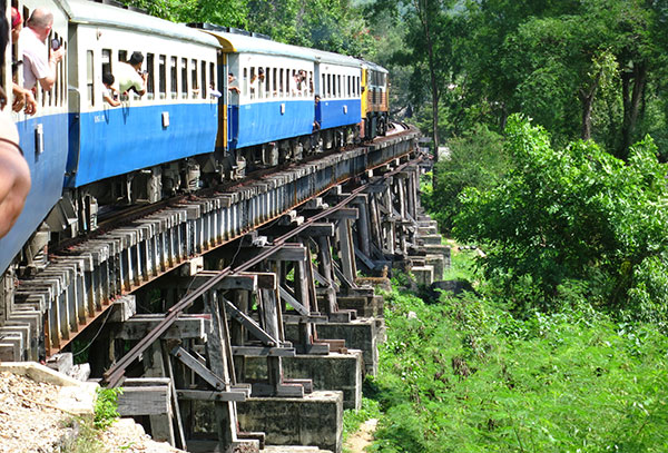 Bron över floden Kwae och tåg